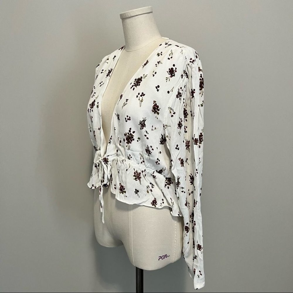 Aritzia Sunday Best New Cropped Tie Front Blouse Floral - Picture 8 of 16